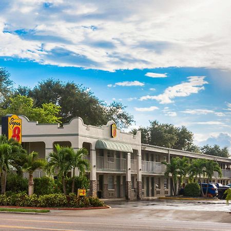 Super 8 by Wyndham Bradenton Sarasota Area Motel Bagian luar foto